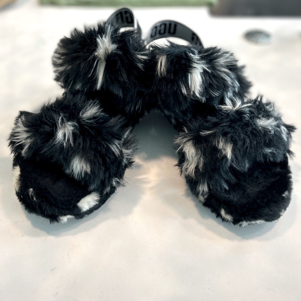 Fluff Yeah slippers, BARELY WORN. size 9. Hard to find pattern.